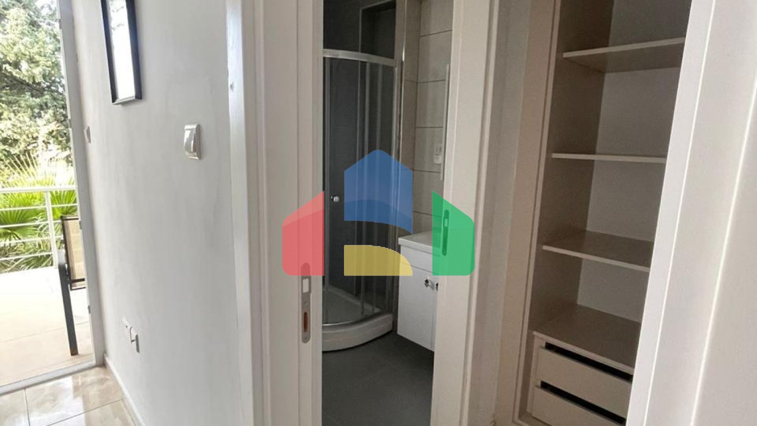 Двухуровневые 6-комнатные апартаменты 260 м2 в комплексе в 10 минутах от моря