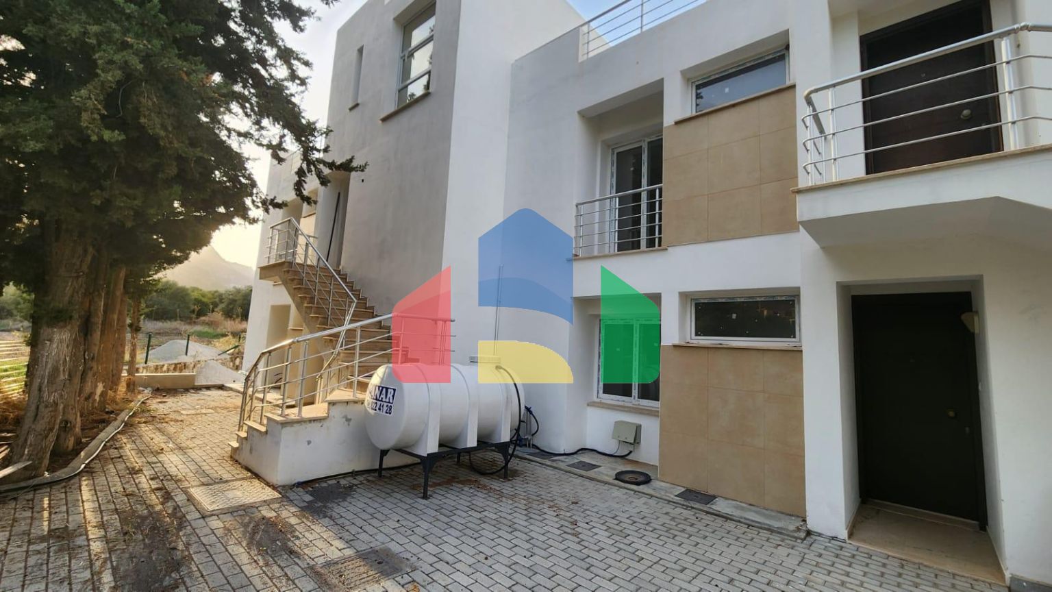 Двухуровневые 6-комнатные апартаменты 260 м2 в комплексе в 10 минутах от моря