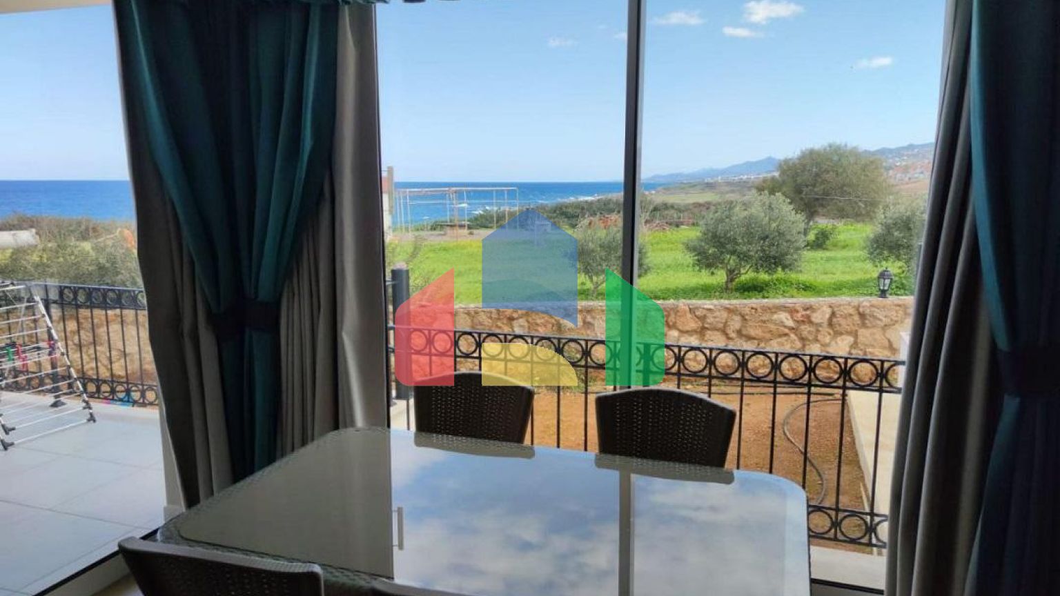 3-комнатные апартаменты 75 м2 + 16 м2 терраса в комплексе на первой линии от моря