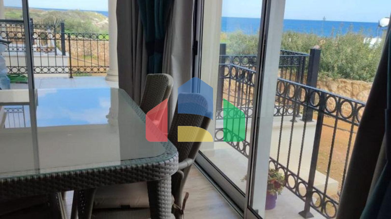 3-комнатные апартаменты 75 м2 + 16 м2 терраса в комплексе на первой линии от моря