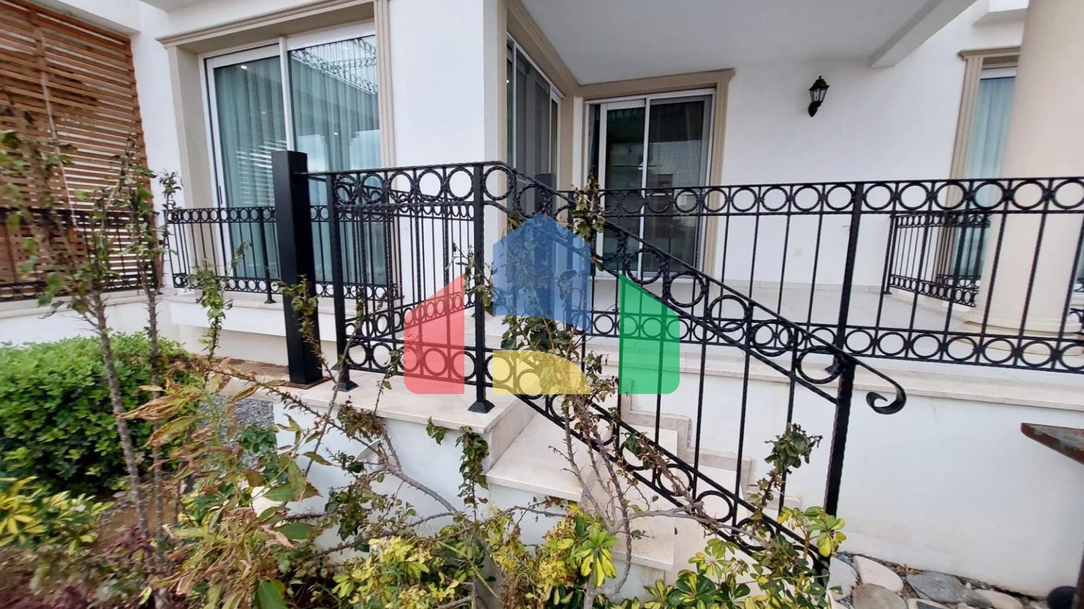 3-комнатные апартаменты 75 м2 + 16 м2 терраса в комплексе на первой линии от моря