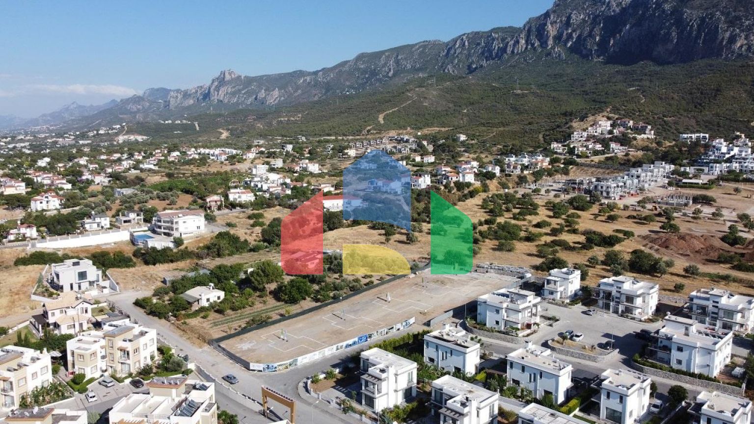 5-комнатная вилла 306 м2 с бассейном в 5 минутах от пляжа