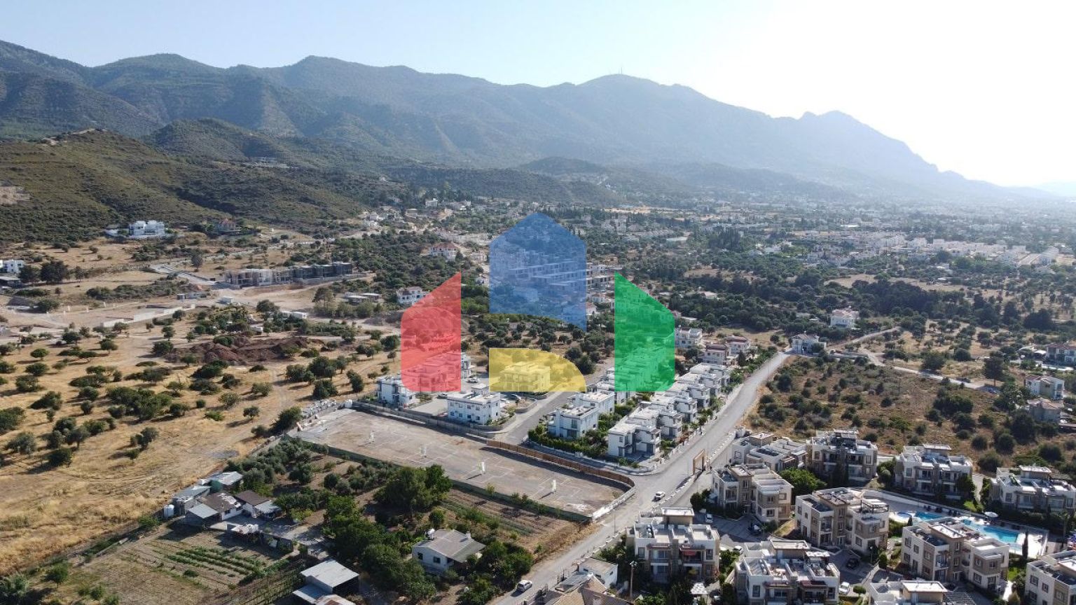 5-комнатная вилла 306 м2 с бассейном в 5 минутах от пляжа