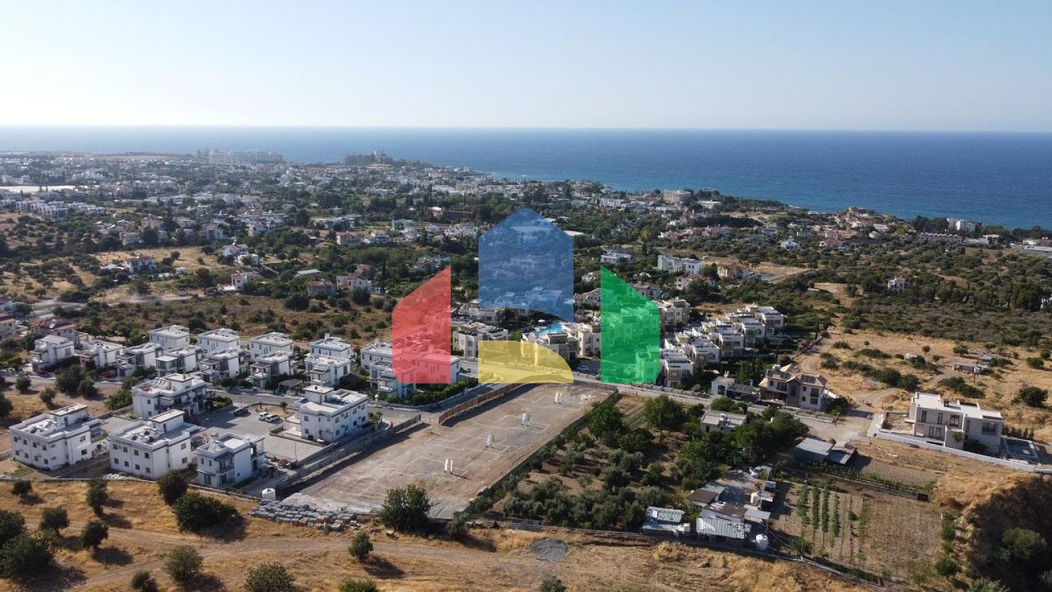 5-комнатная вилла 306 м2 с бассейном в 5 минутах от пляжа