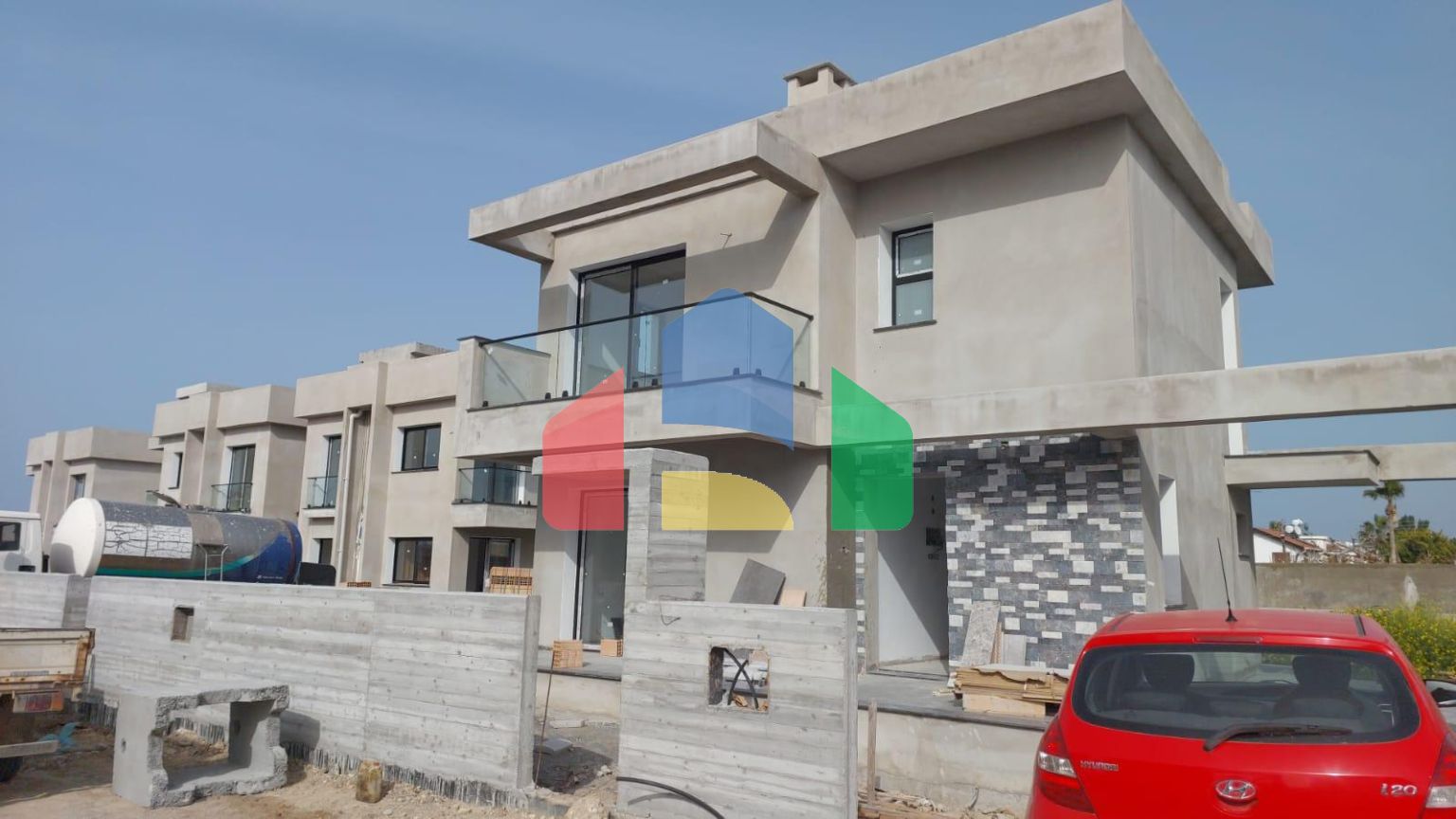 4-комнатная вилла 185 м2 с собственным участком земли в 200 метрах от пляжа