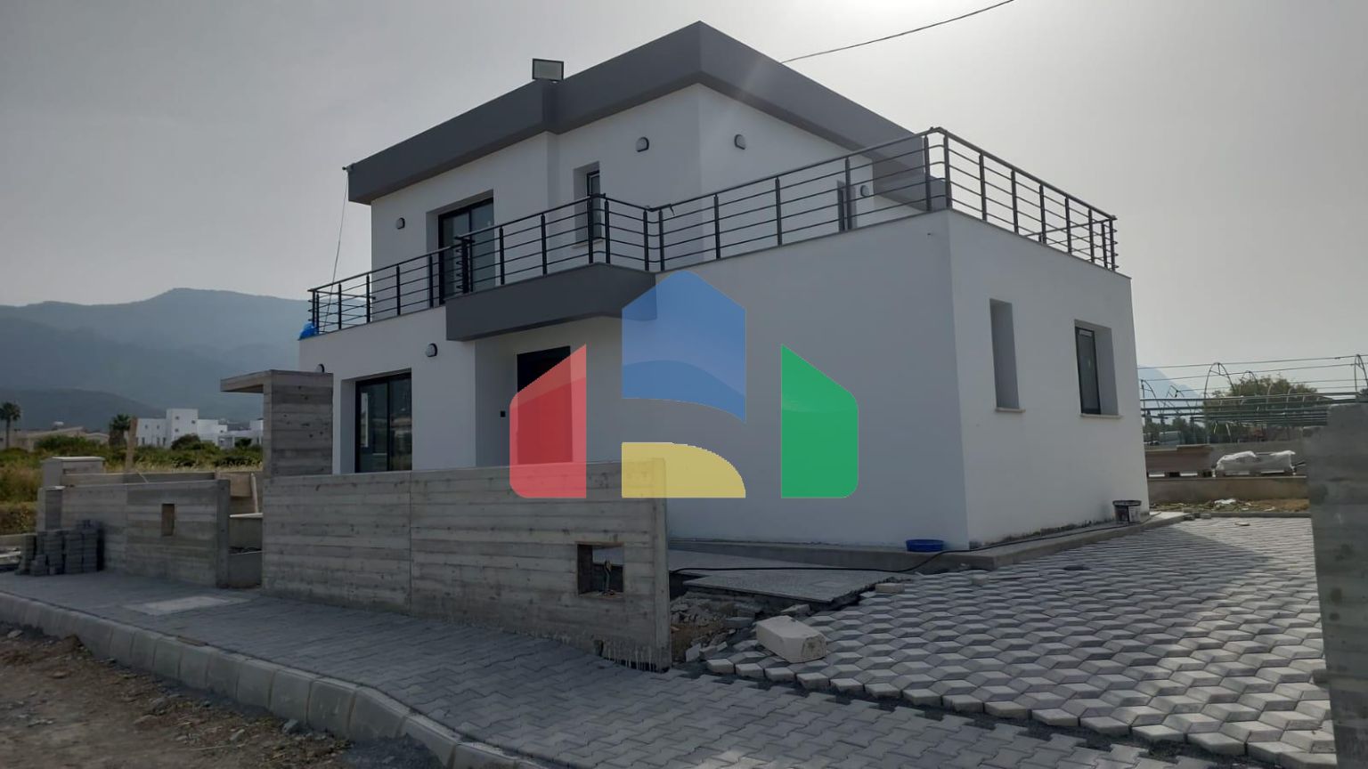 4-комнатная вилла 185 м2 с собственным участком земли в 200 метрах от пляжа