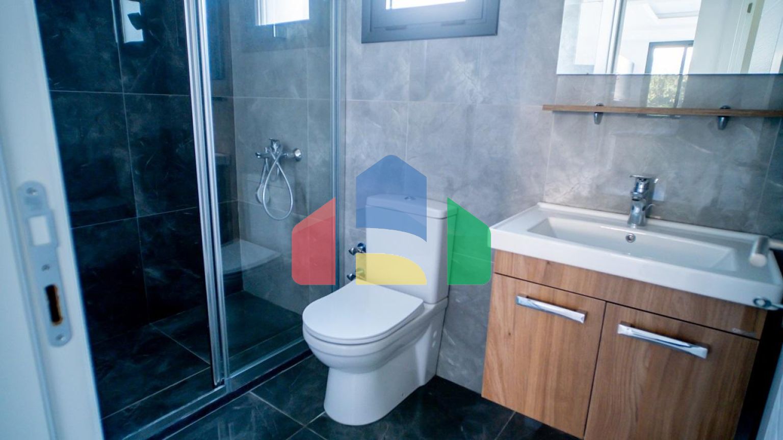 3- комнатная квартира 95 м2 в новом комплексе в Озанкее