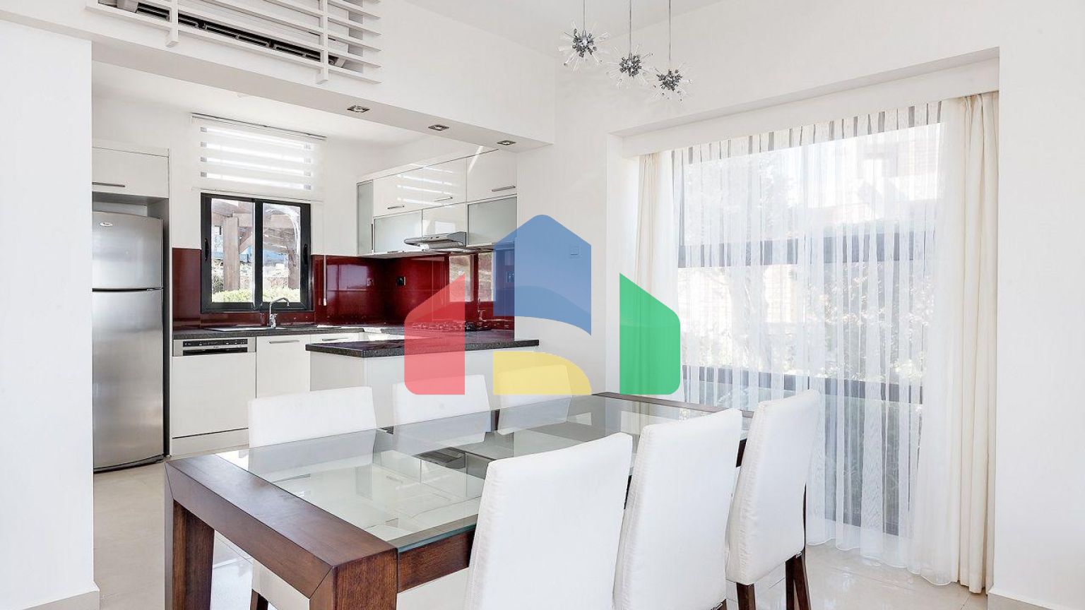 Современная четырехкомнатная вилла 180 м2 в комплексе на первой линии от моря