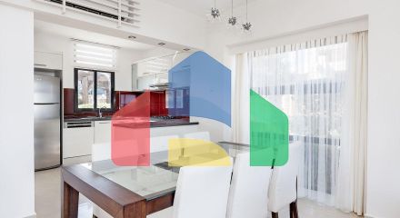 Современная четырехкомнатная вилла 180 м2 в комплексе на первой линии от моря