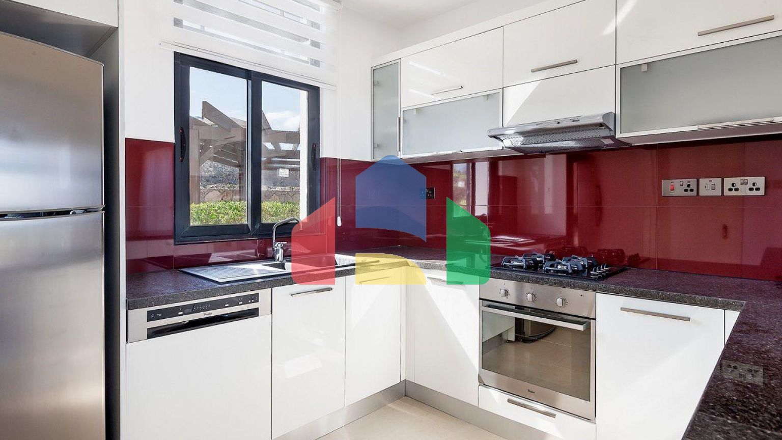 Современная четырехкомнатная вилла 180 м2 в комплексе на первой линии от моря