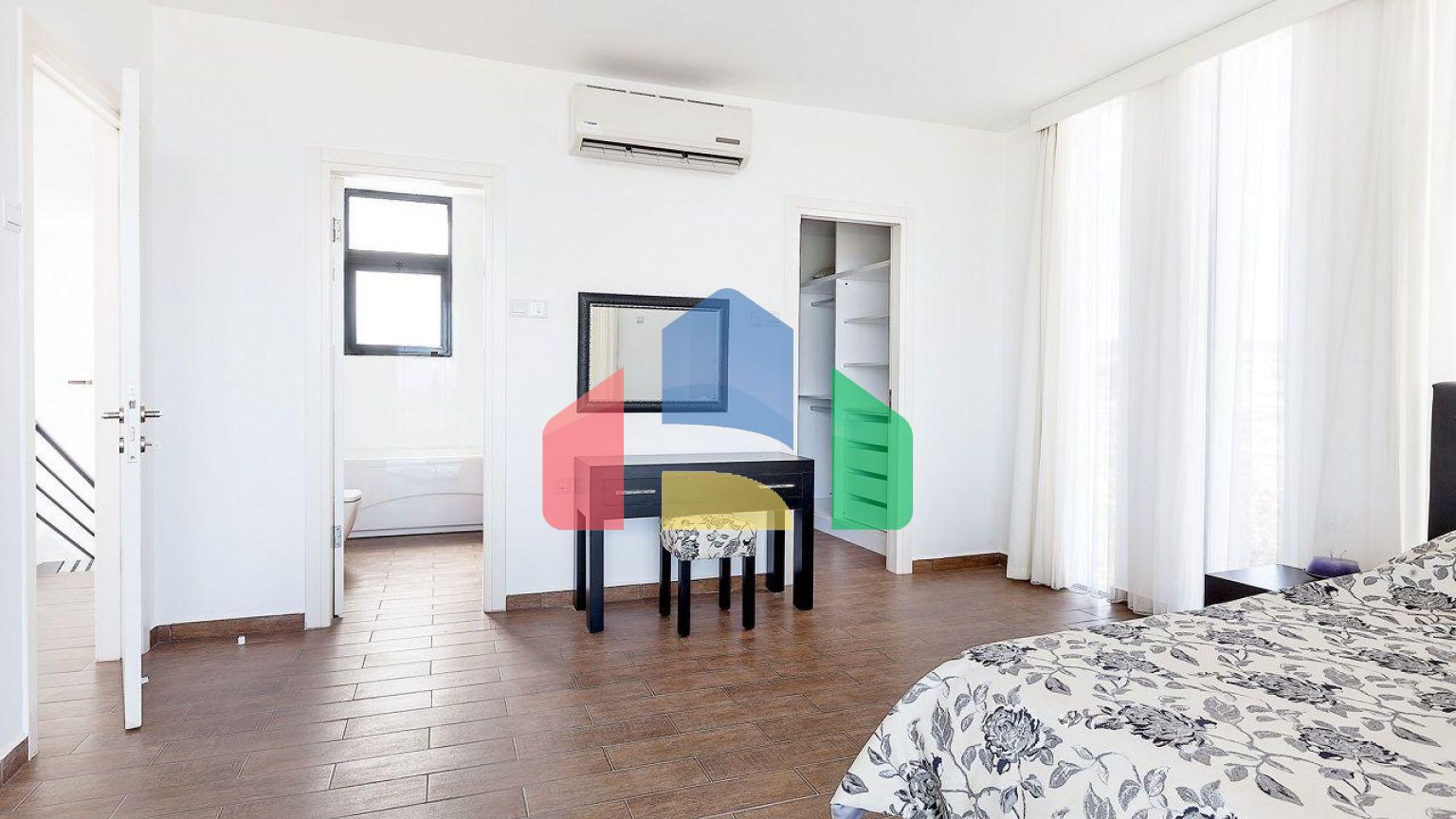 Современная четырехкомнатная вилла 180 м2 в комплексе на первой линии от моря