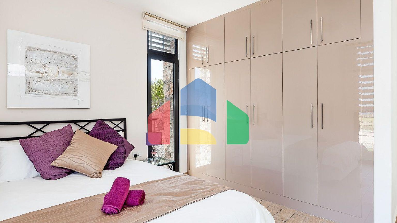 Современная четырехкомнатная вилла 180 м2 в комплексе на первой линии от моря