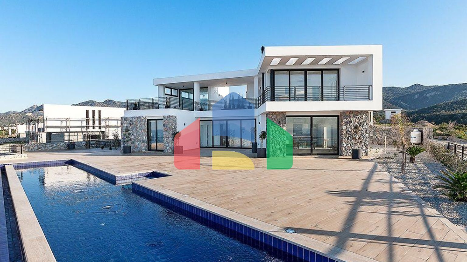 Современная четырехкомнатная вилла 180 м2 в комплексе на первой линии от моря