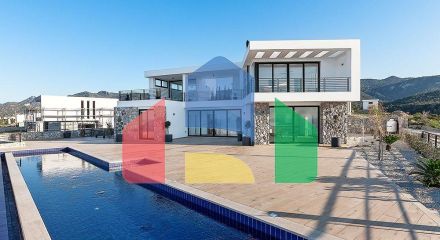 Современная четырехкомнатная вилла 180 м2 в комплексе на первой линии от моря