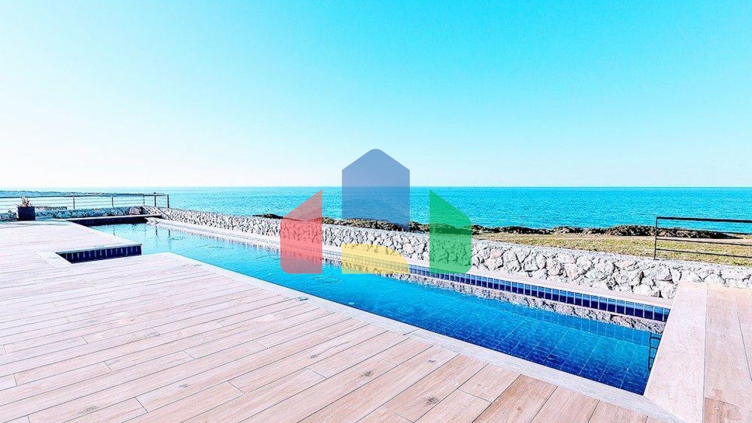 Современная четырехкомнатная вилла 180 м2 в комплексе на первой линии от моря