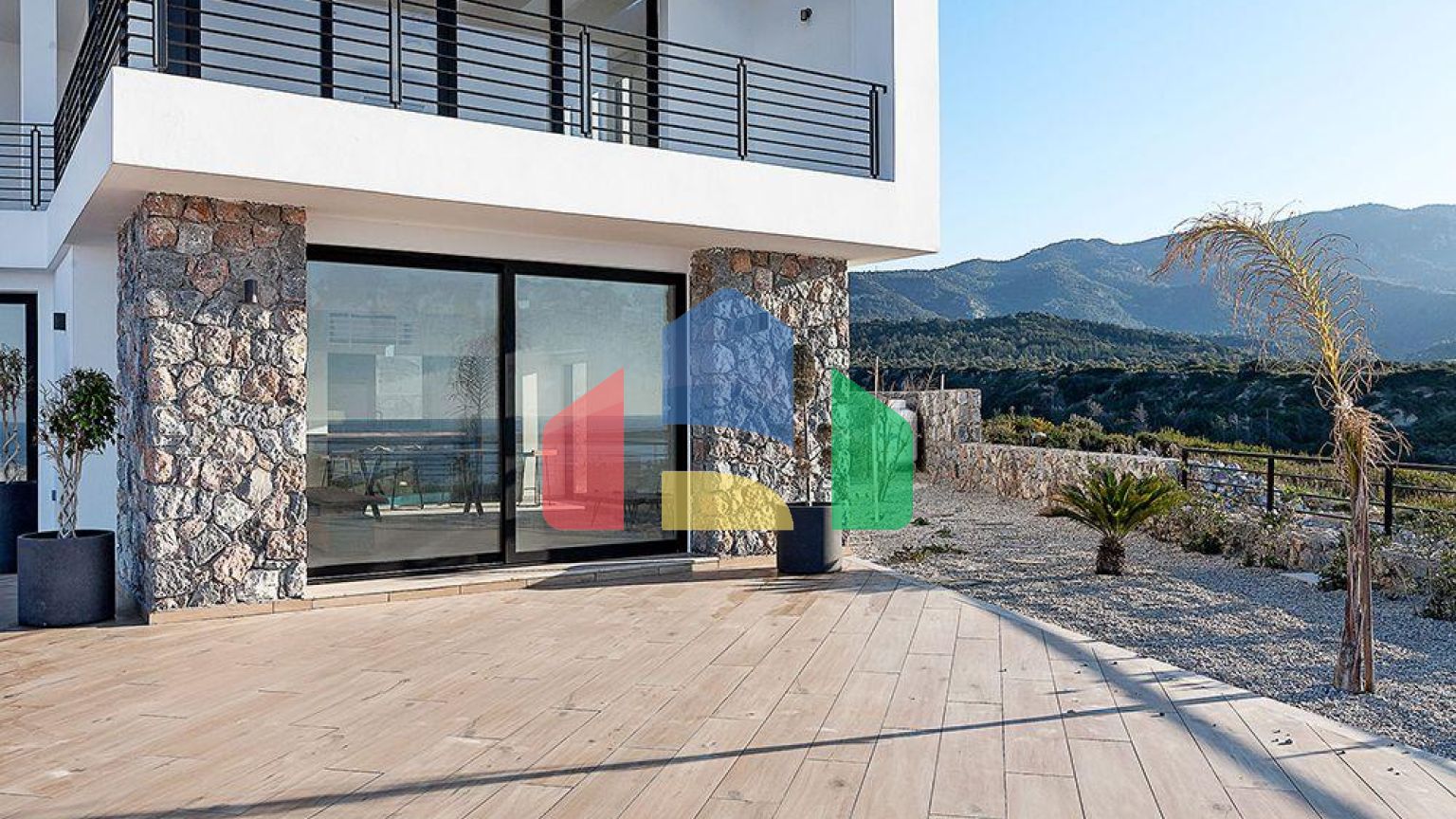 Современная четырехкомнатная вилла 180 м2 в комплексе на первой линии от моря