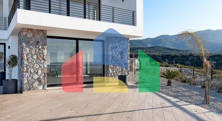 Современная четырехкомнатная вилла 180 м2 в комплексе на первой линии от моря