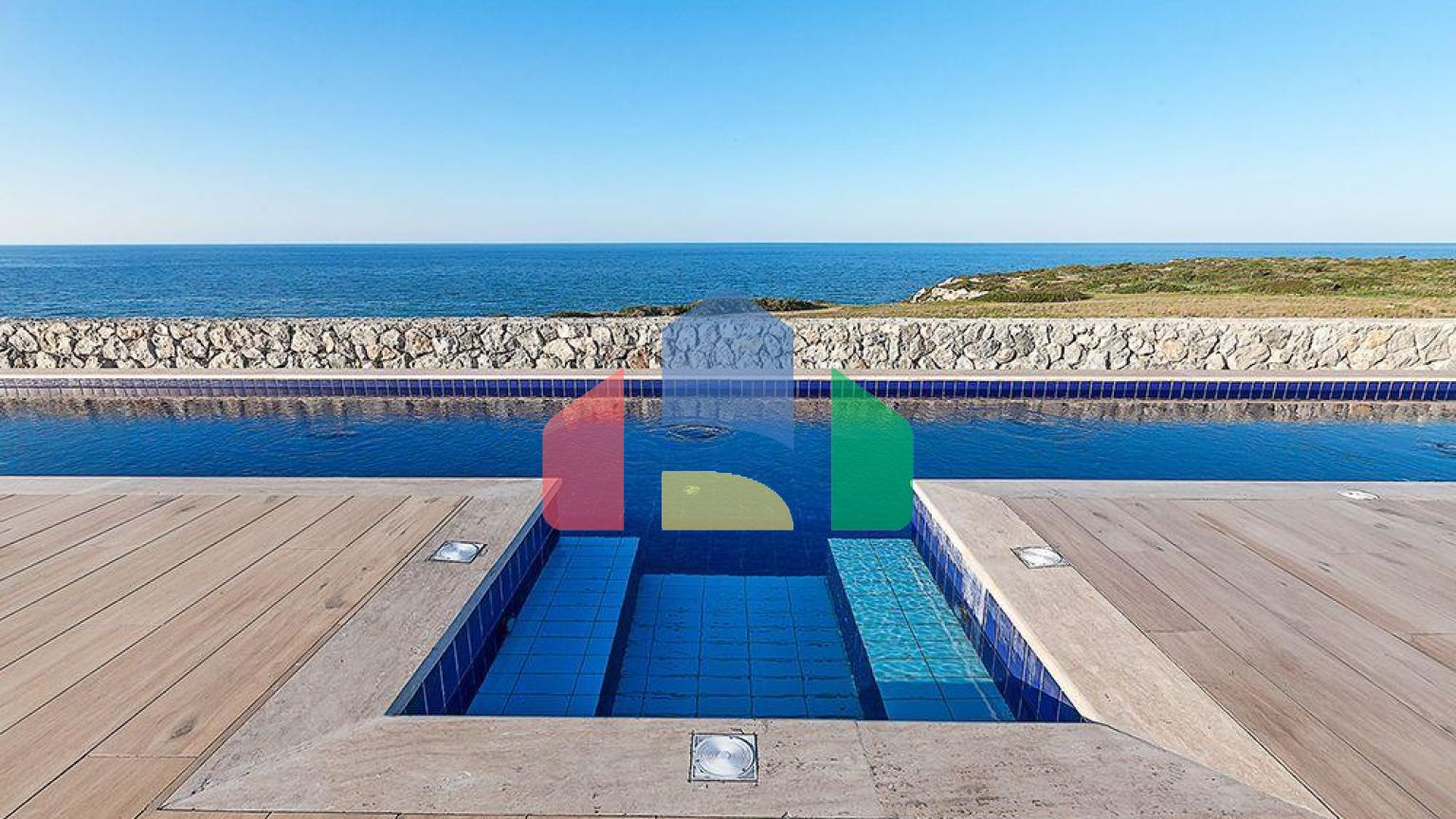 Современная четырехкомнатная вилла 180 м2 в комплексе на первой линии от моря