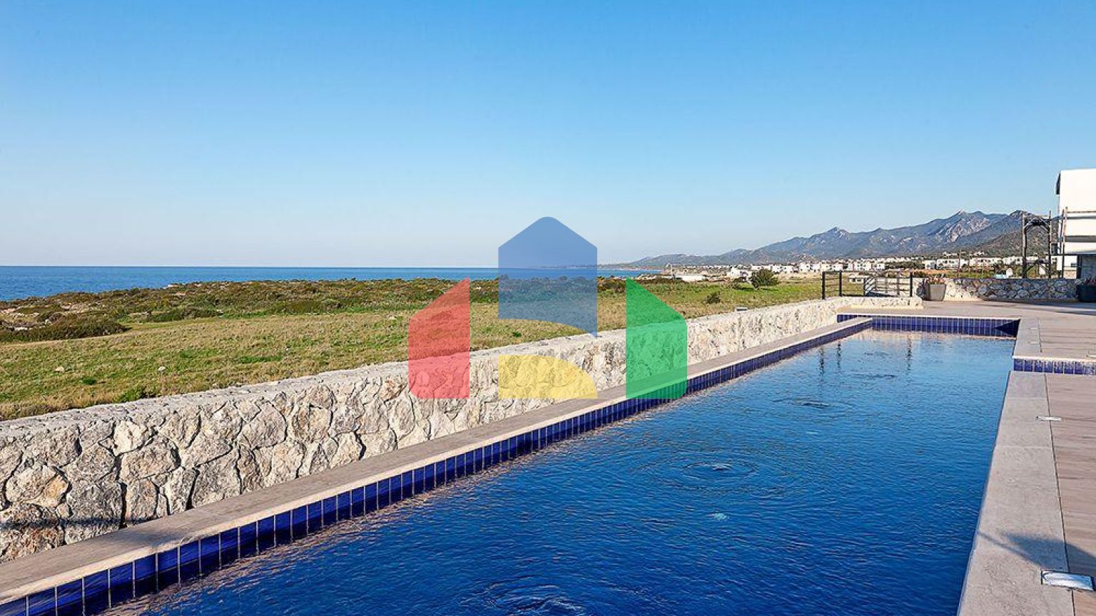 Современная четырехкомнатная вилла 180 м2 в комплексе на первой линии от моря