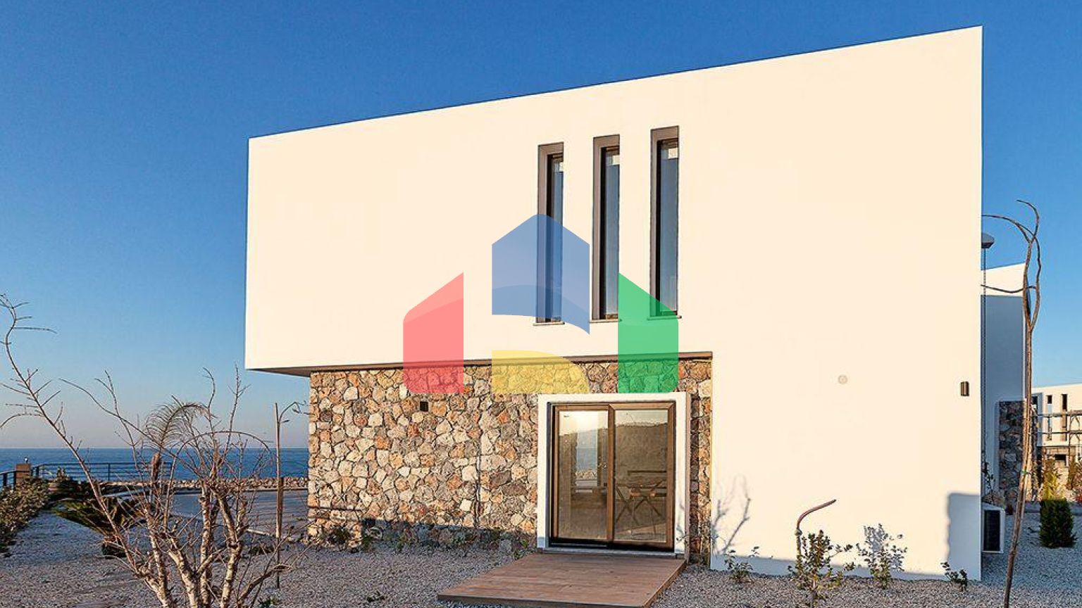 Современная четырехкомнатная вилла 180 м2 в комплексе на первой линии от моря