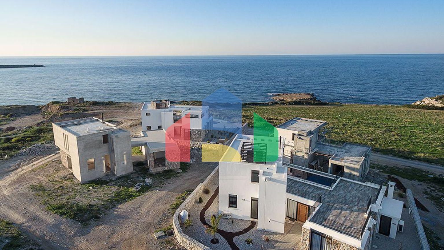 Современная четырехкомнатная вилла 180 м2 в комплексе на первой линии от моря