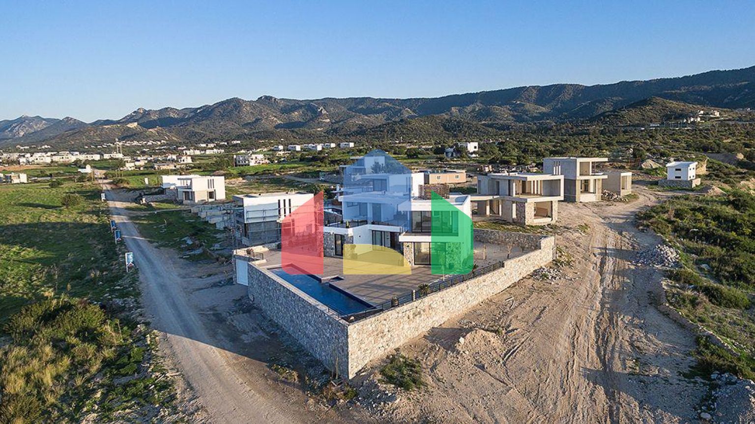 Современная четырехкомнатная вилла 180 м2 в комплексе на первой линии от моря