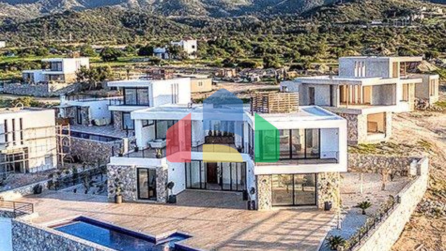 Современная четырехкомнатная вилла 180 м2 в комплексе на первой линии от моря