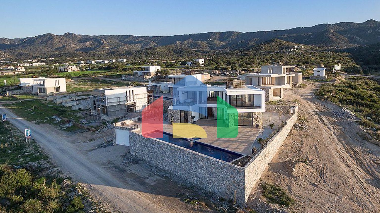 Современная четырехкомнатная вилла 180 м2 в комплексе на первой линии от моря