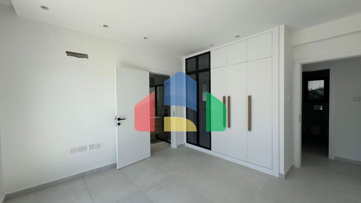 4-комнатные апартаменты 117 м2 с террасой 11 м2 с мебелью и техникой в Эсентепе