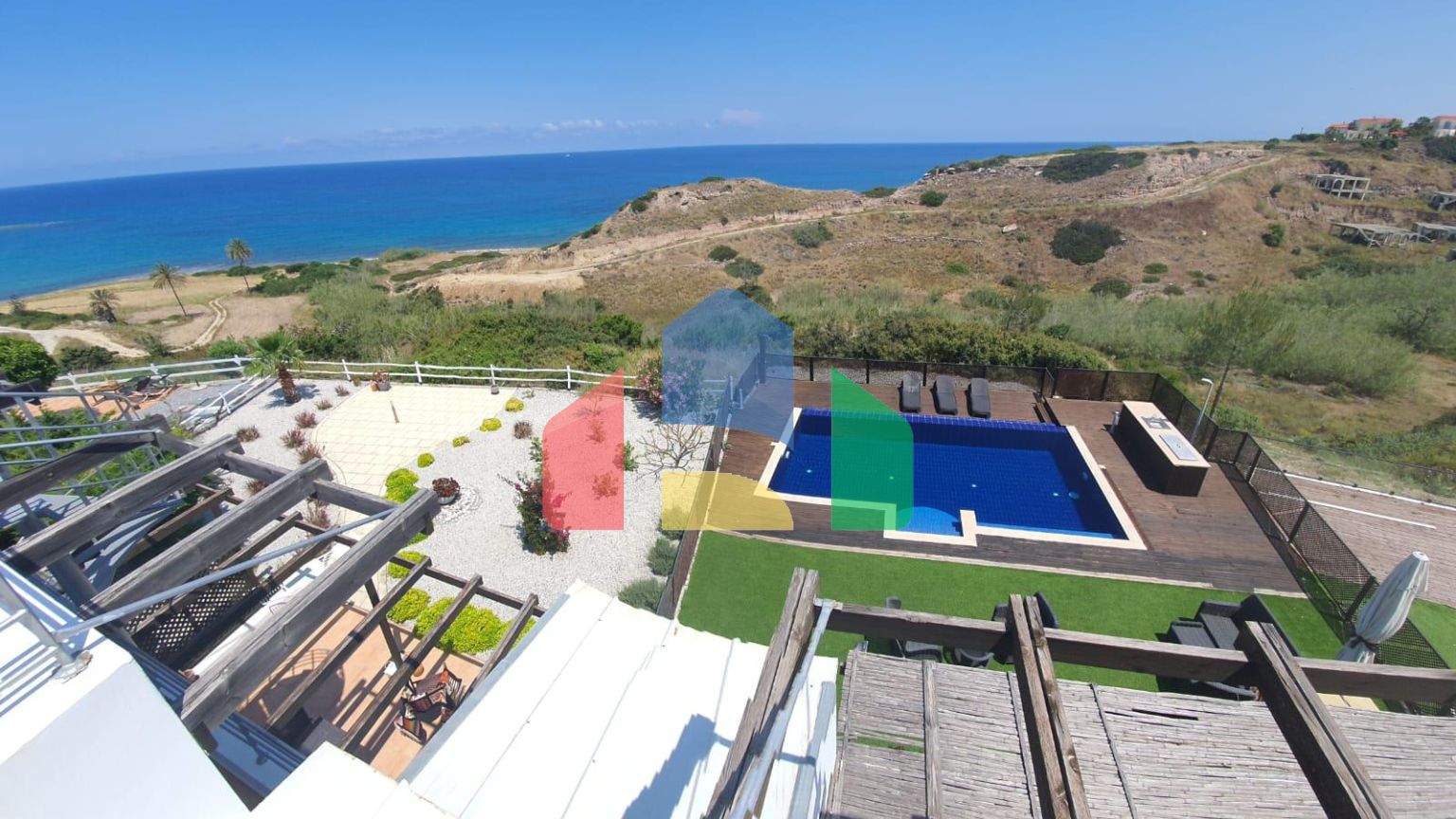 Готовая двухуровневая квартира 5+1(150 м2) с собственным бассейном на первой линии от моря