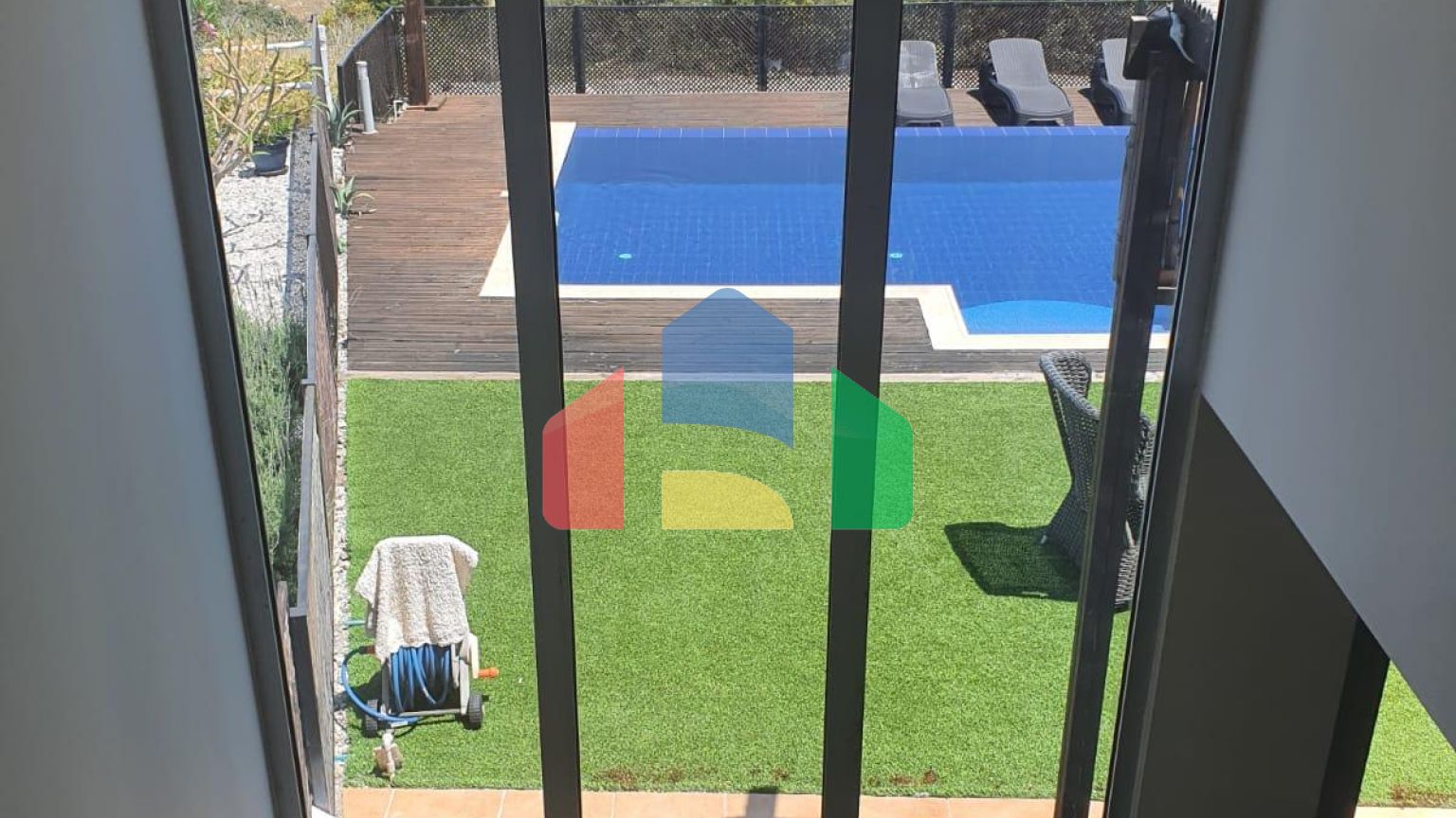 Готовая двухуровневая квартира 5+1(150 м2) с собственным бассейном на первой линии от моря