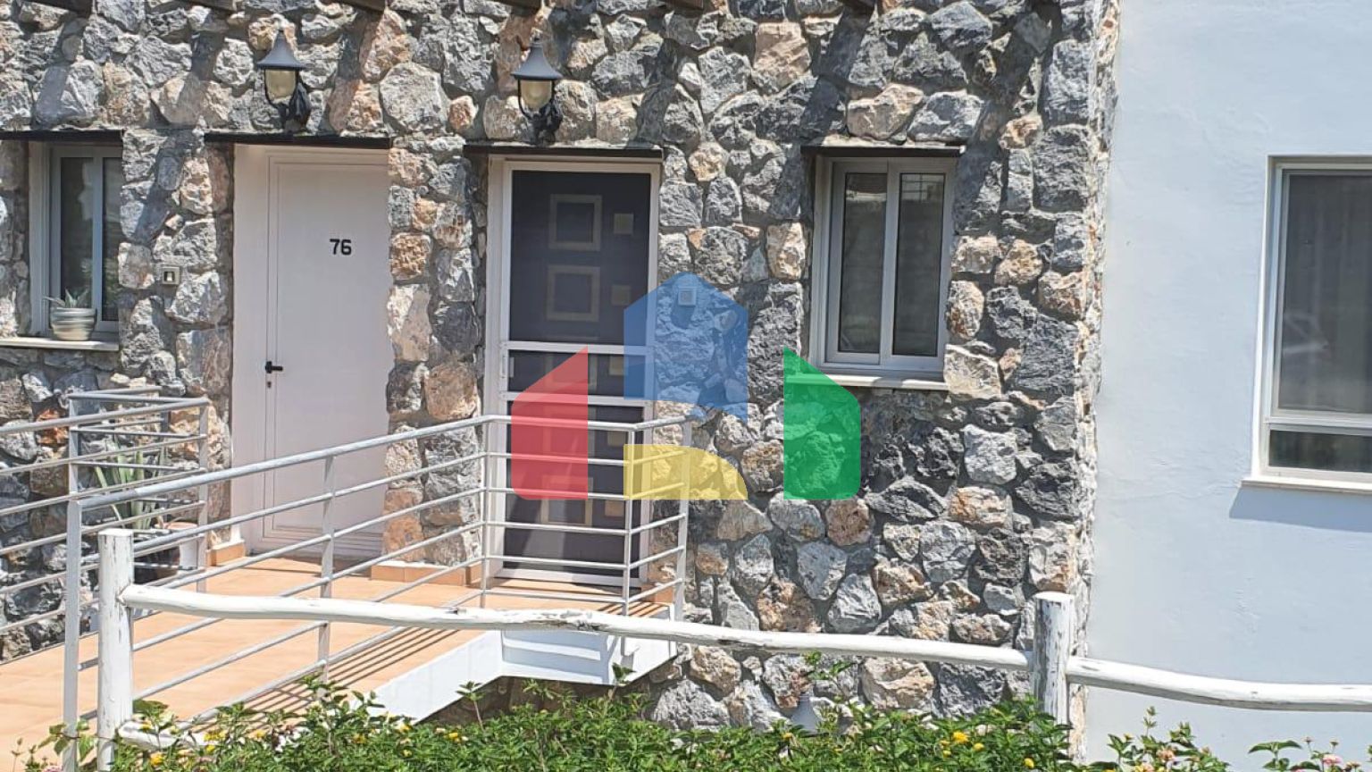 Готовая двухуровневая квартира 5+1(150 м2) с собственным бассейном на первой линии от моря