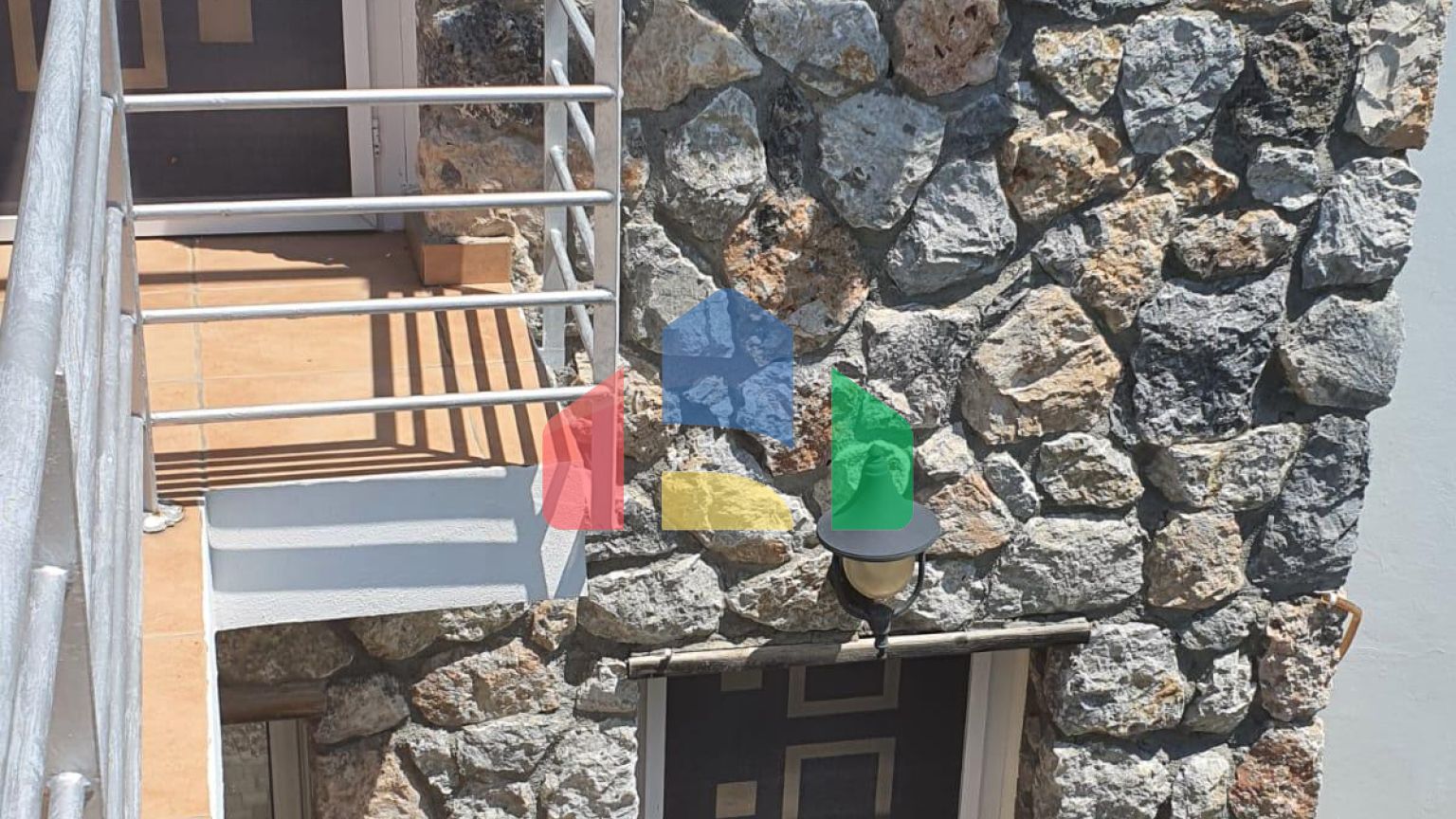 Готовая двухуровневая квартира 5+1(150 м2) с собственным бассейном на первой линии от моря