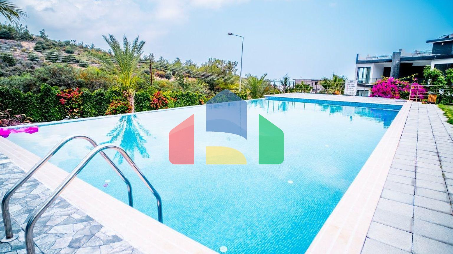 Трехкомнатная квартира 120 м2 с большой террасой на крыше в Беллапаисе