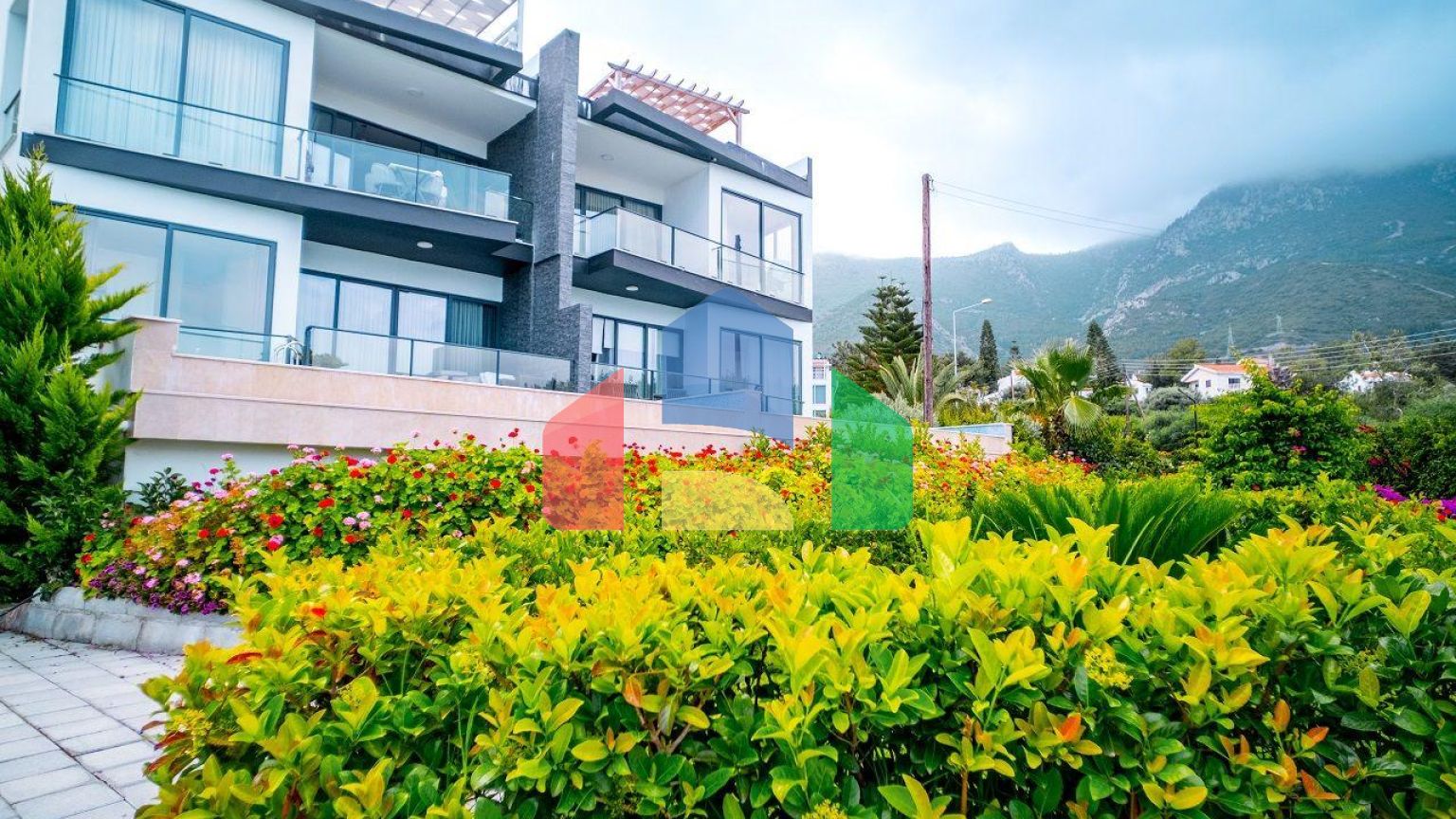 Трехкомнатная квартира 120 м2 с большой террасой на крыше в Беллапаисе