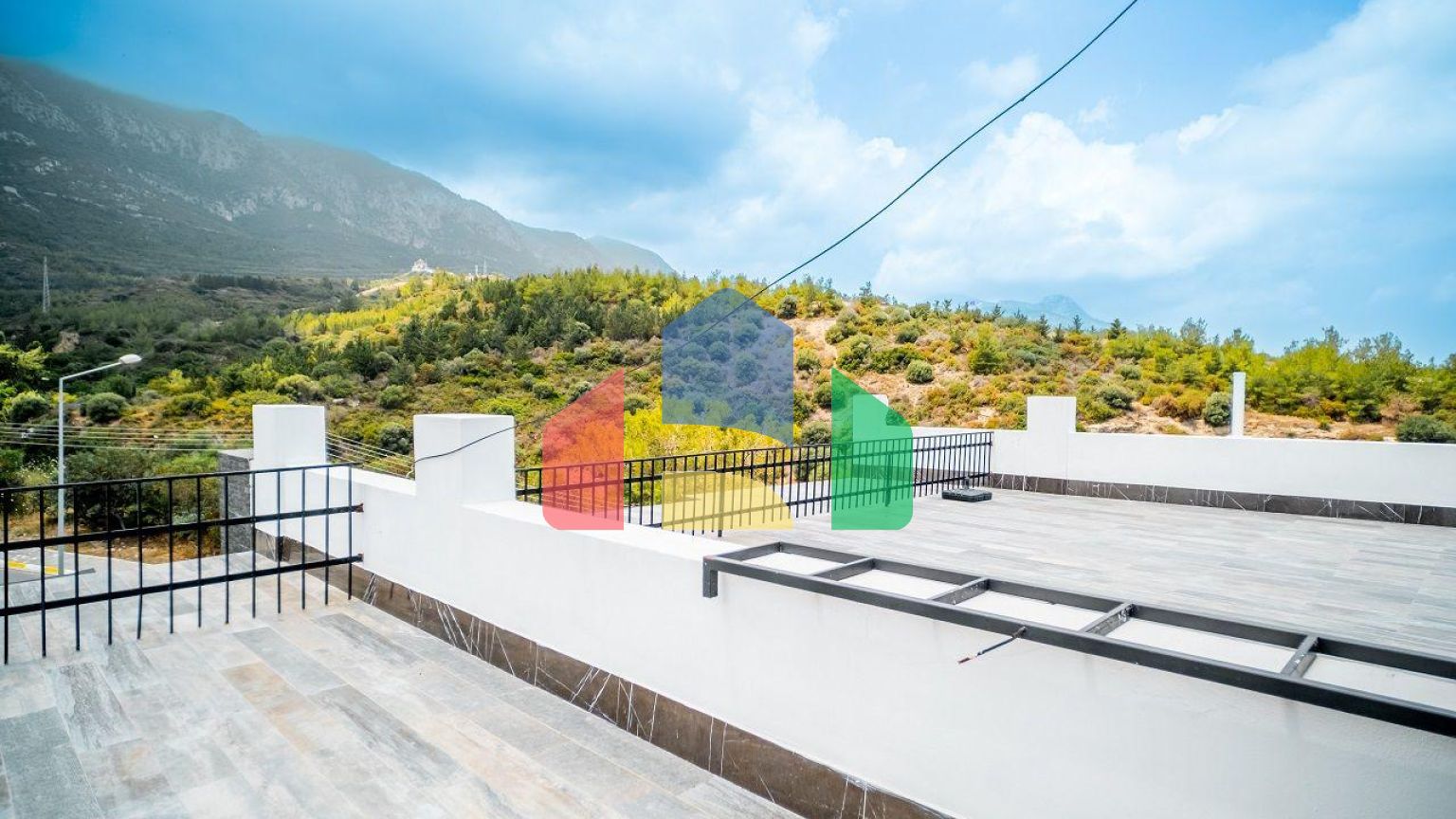 Трехкомнатная квартира 120 м2 с большой террасой на крыше в Беллапаисе