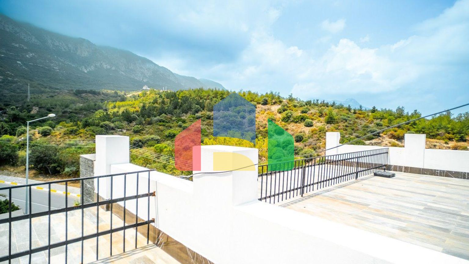 Трехкомнатная квартира 120 м2 с большой террасой на крыше в Беллапаисе