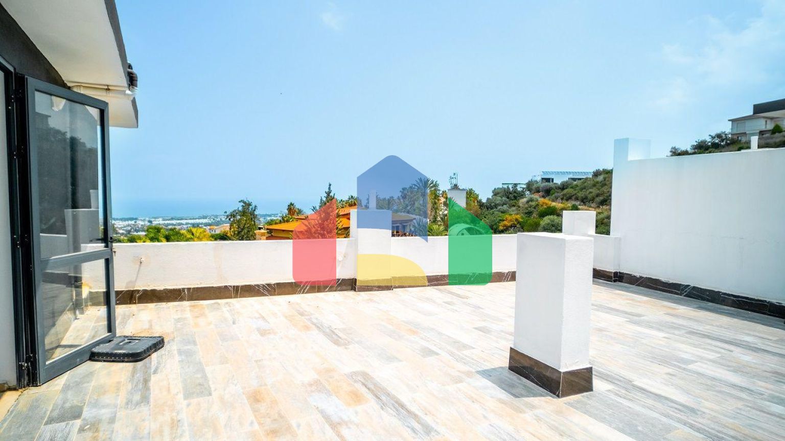 Трехкомнатная квартира 120 м2 с большой террасой на крыше в Беллапаисе