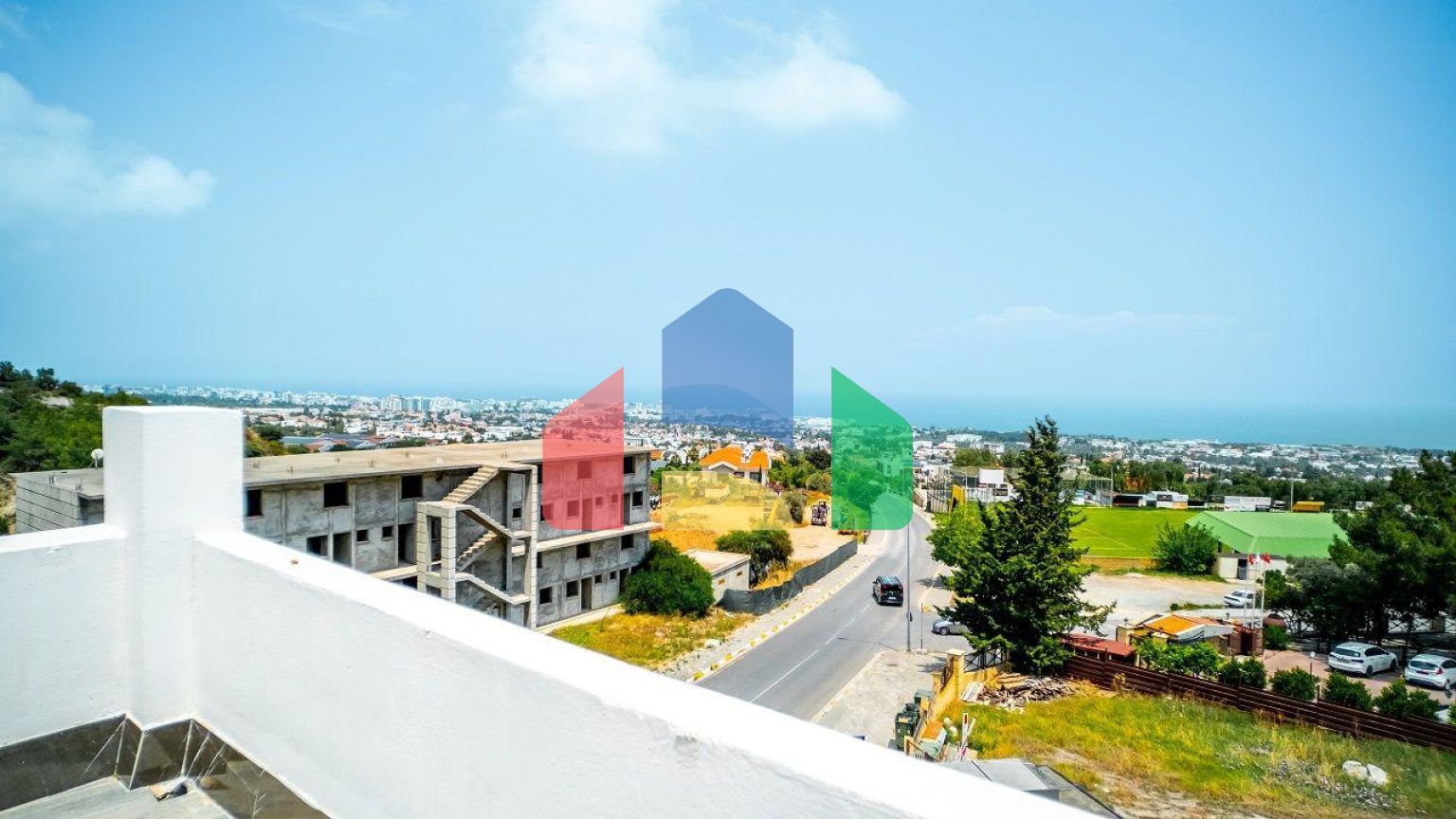 Трехкомнатная квартира 120 м2 с большой террасой на крыше в Беллапаисе