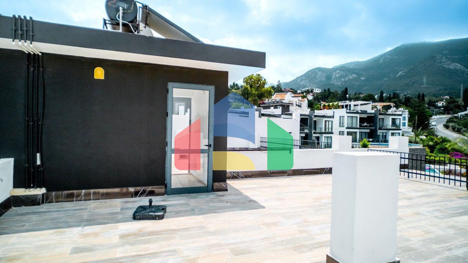 Трехкомнатная квартира 120 м2 с большой террасой на крыше в Беллапаисе