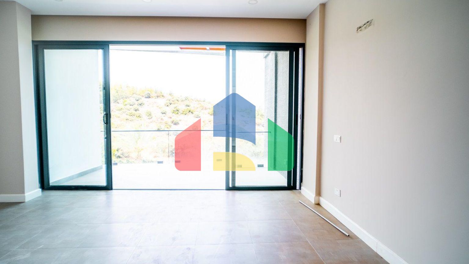 Трехкомнатная квартира 120 м2 с большой террасой на крыше в Беллапаисе