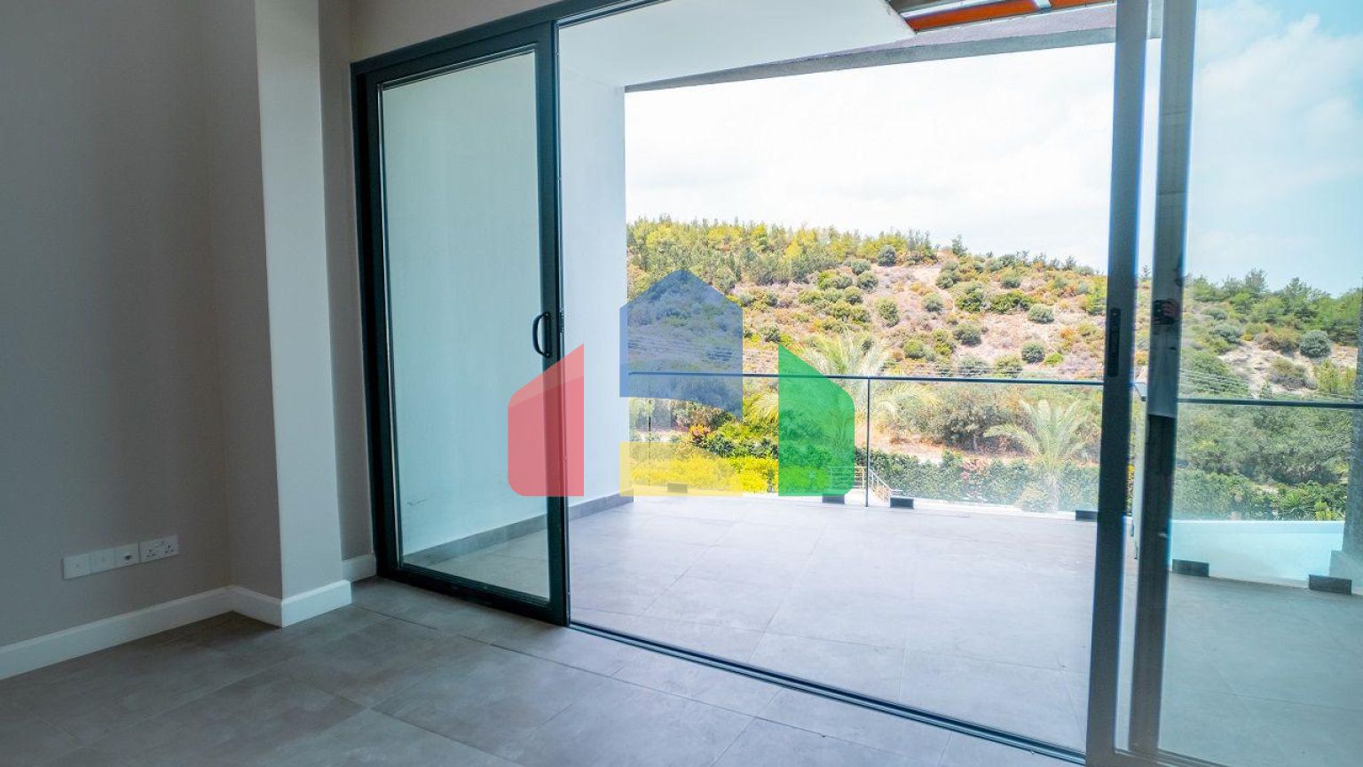 Трехкомнатная квартира 120 м2 с большой террасой на крыше в Беллапаисе