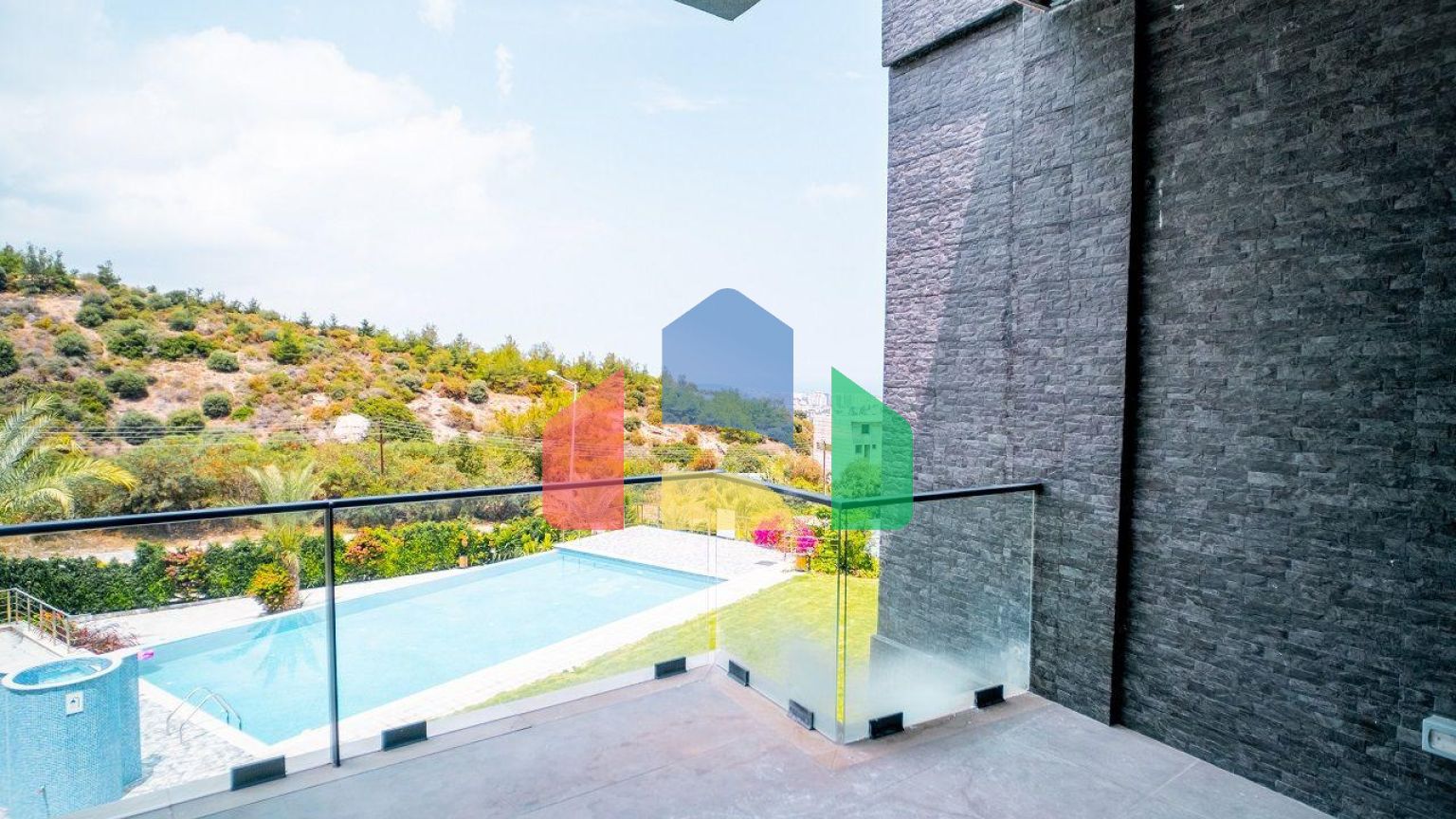 Трехкомнатная квартира 120 м2 с большой террасой на крыше в Беллапаисе