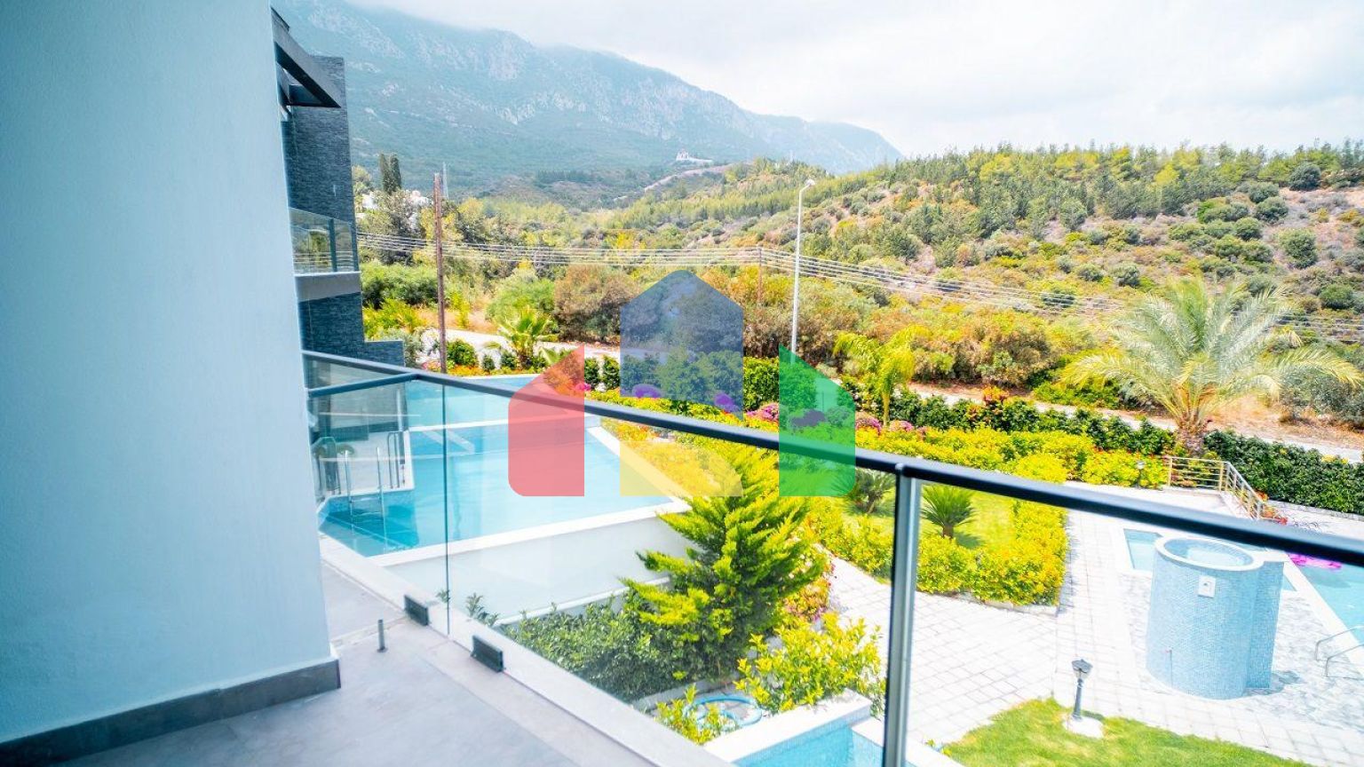 Трехкомнатная квартира 120 м2 с большой террасой на крыше в Беллапаисе