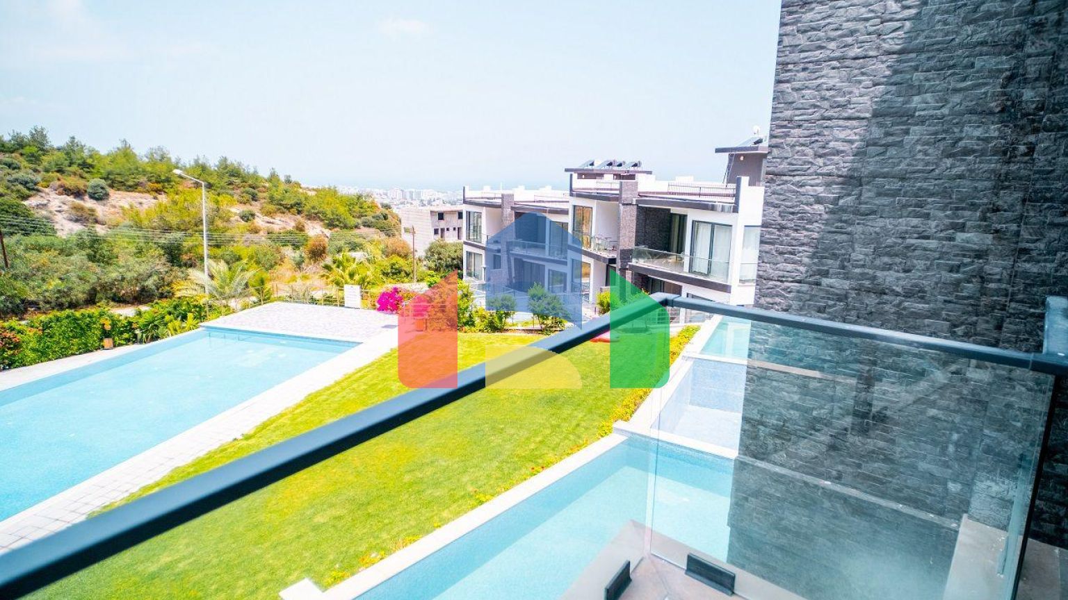 Трехкомнатная квартира 120 м2 с большой террасой на крыше в Беллапаисе