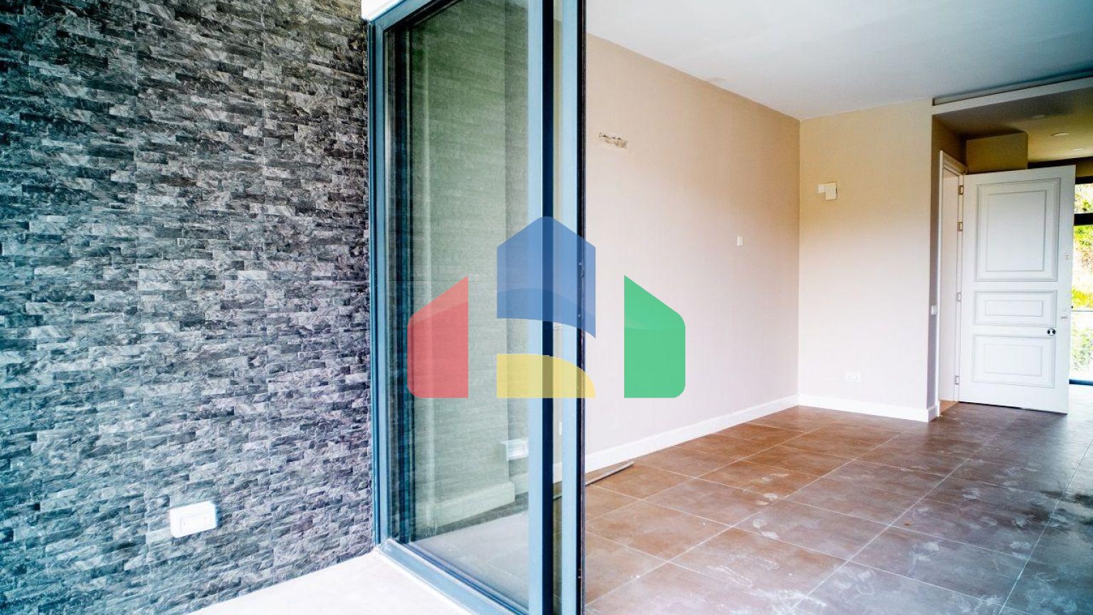 Трехкомнатная квартира 120 м2 с большой террасой на крыше в Беллапаисе