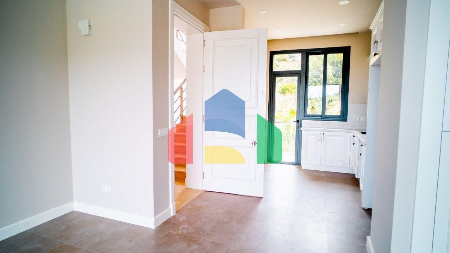 Трехкомнатная квартира 120 м2 с большой террасой на крыше в Беллапаисе