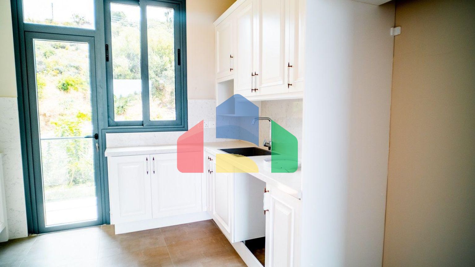 Трехкомнатная квартира 120 м2 с большой террасой на крыше в Беллапаисе