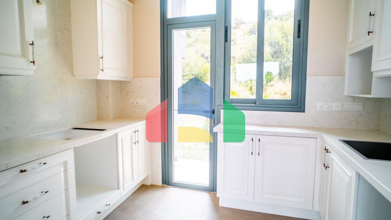 Трехкомнатная квартира 120 м2 с большой террасой на крыше в Беллапаисе