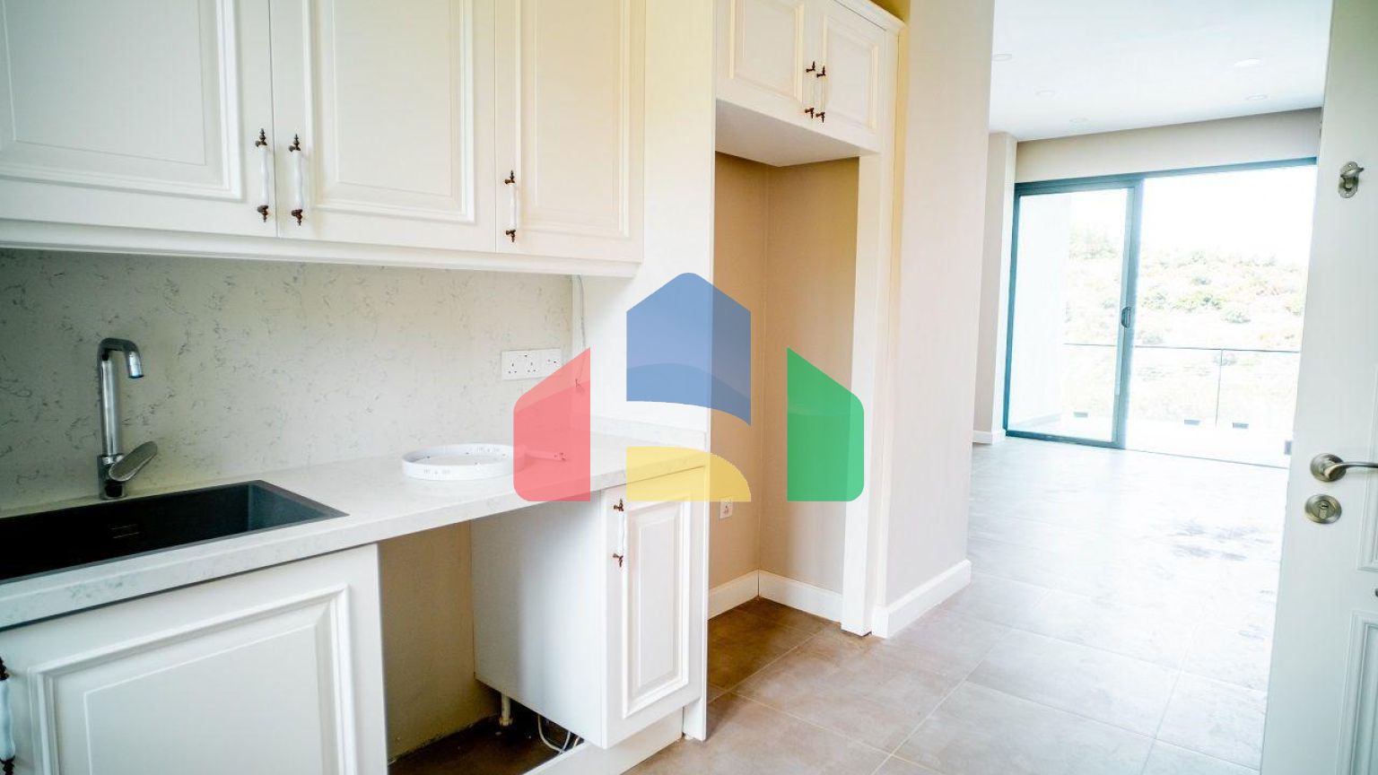 Трехкомнатная квартира 120 м2 с большой террасой на крыше в Беллапаисе